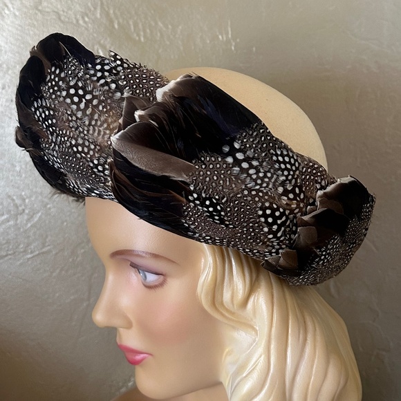 OUTSTANDING 1970's DESIGNER IVORY FELT HAT + MULTICOLORED FEATHERS ON  BRIM - Picture 5 of 13